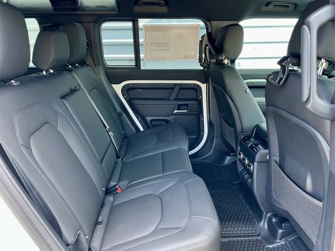 Certified 2025 Land Rover Defender 110 X-Dynamic SE AWD/4WD image 31