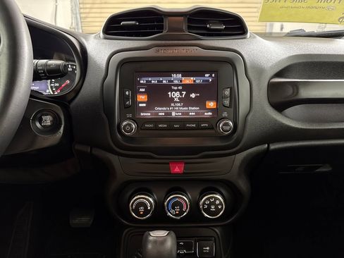 Used 2017 Jeep Renegade Latitude image 16