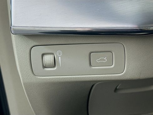 Used 2018 Volvo XC90 T6 Momentum w/ Convenience Package image 16