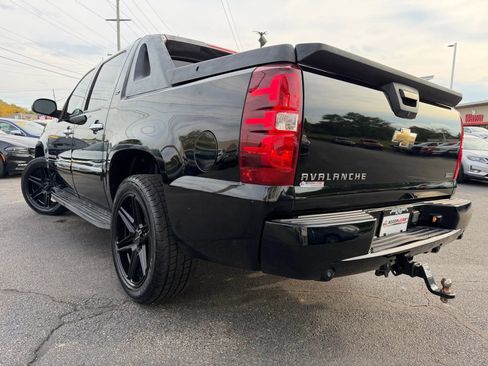 Used 2011 Chevrolet Avalanche LTZ image 10
