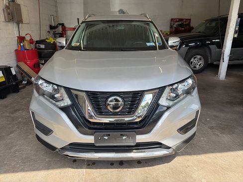 Used 2020 Nissan Rogue SV FWD image 2