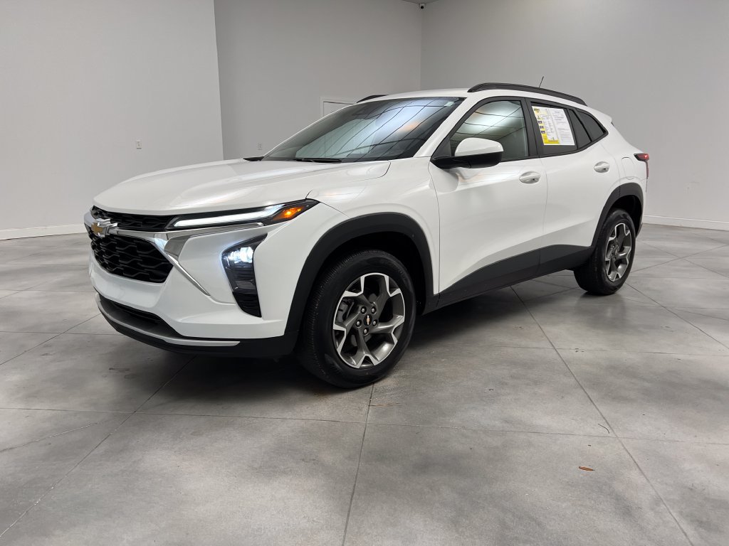 Used 2025 Chevrolet Trax LT FWD image 4