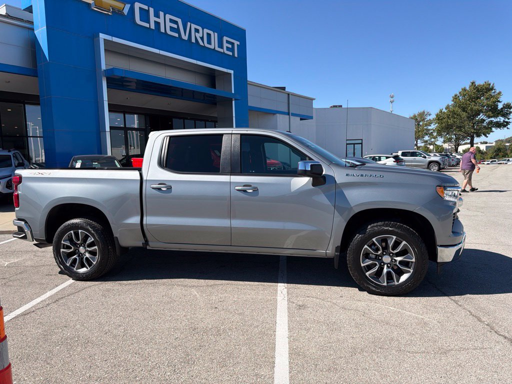 Used 2024 Chevrolet Silverado 1500 LT AWD/4WD image 2