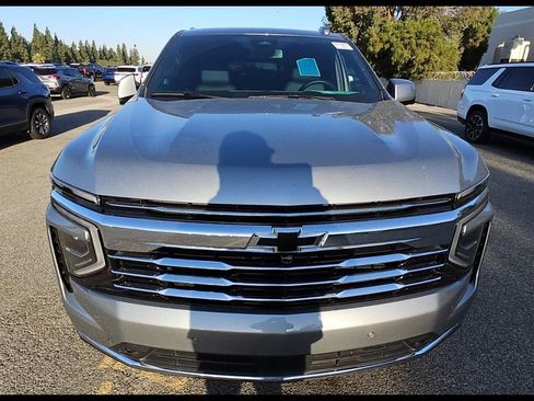 Used 2025 Chevrolet Suburban LT w/ Comfort Package AWD/4WD image 7