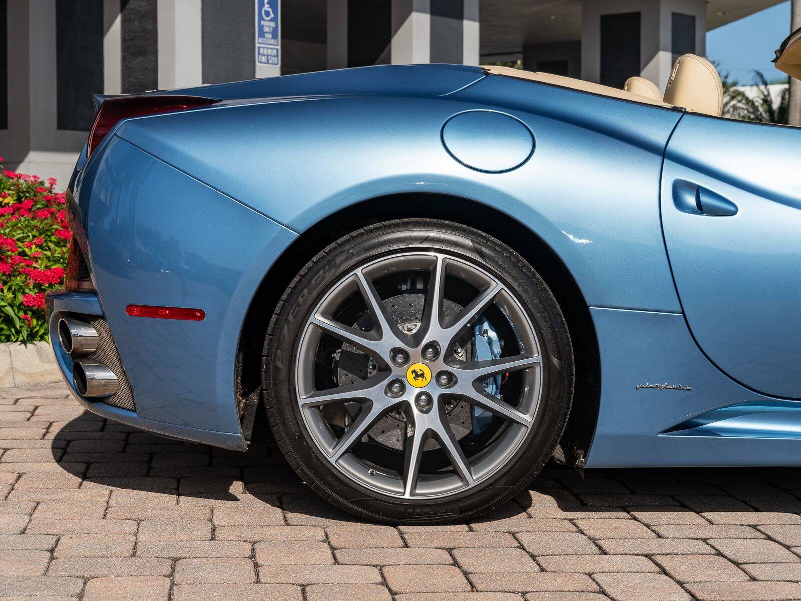 Used 2010 Ferrari California RWD image 31