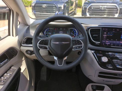 Used 2024 Chrysler Pacifica Limited FWD image 15
