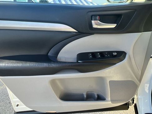 Used 2019 Toyota Highlander XLE image 22
