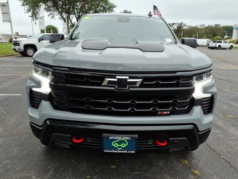 Used 2024 Chevrolet Silverado 1500 LT Trail Boss w/ Convenience Package II AWD/4WD image 2