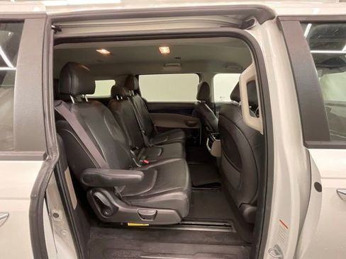 Used 2025 Kia Carnival FWD image 24