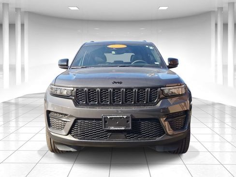 Used 2023 Jeep Grand Cherokee Altitude image 8