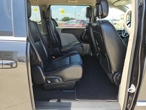 Used 2016 Chrysler Town & Country Touring FWD image 26