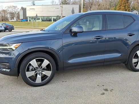 Used 2021 Volvo XC40 T5 Momentum w/ Premium Package image 5