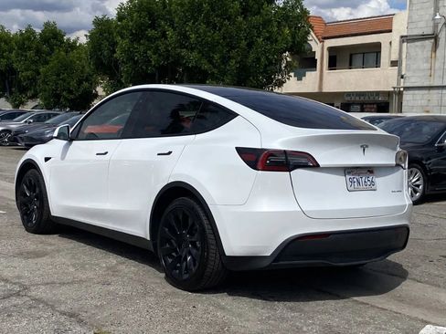 Used 2023 Tesla Model Y Long Range image 2
