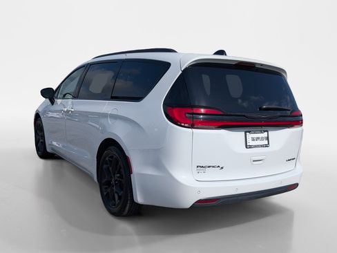 Used 2025 Chrysler Pacifica Limited FWD image 4