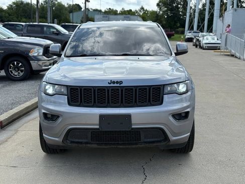 Used 2019 Jeep Grand Cherokee Altitude AWD/4WD image 3