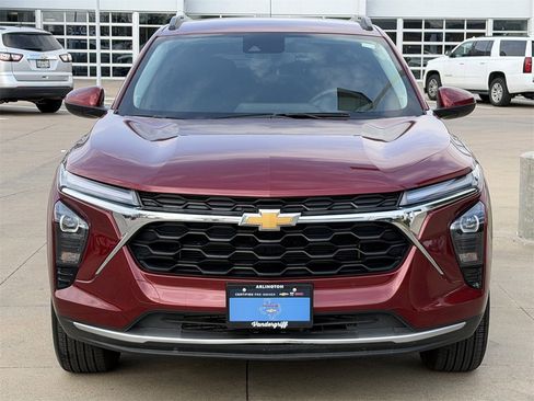 Used 2025 Chevrolet Trax LT w/ LT Convenience Package image 8