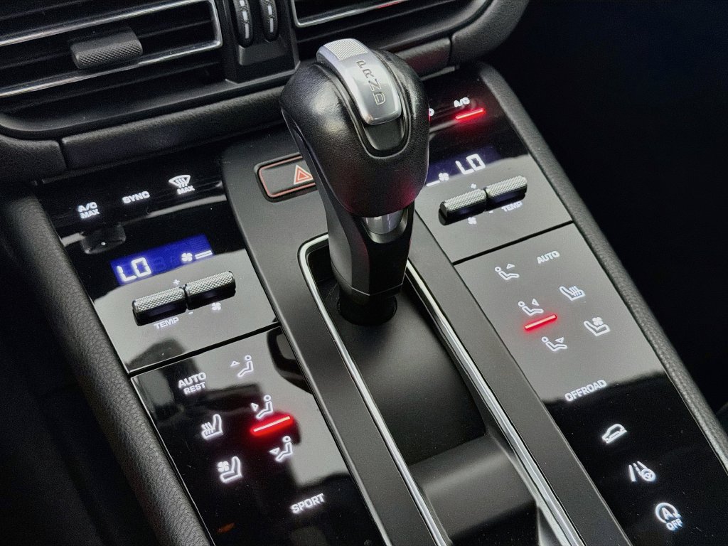 Certified 2023 Porsche Macan AWD/4WD image 18