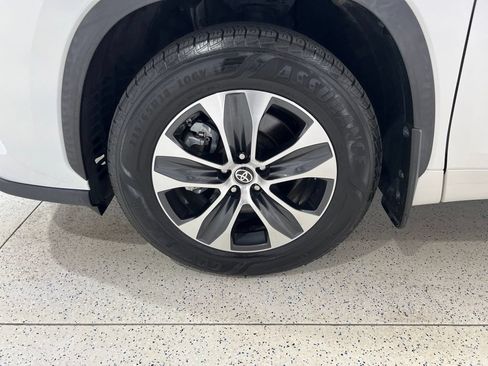 Used 2021 Toyota Highlander XLE AWD/4WD image 30