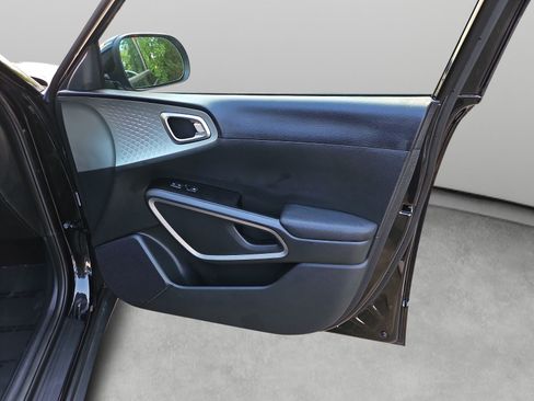 Used 2025 Kia Soul LX FWD image 30
