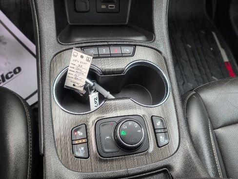 Used 2022 GMC Acadia SLT w/ Elevation Edition image 23