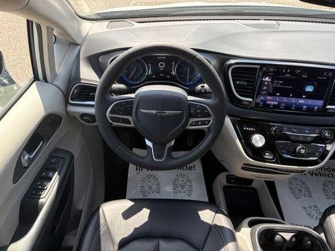 Used 2024 Chrysler Pacifica Touring-L FWD image 11