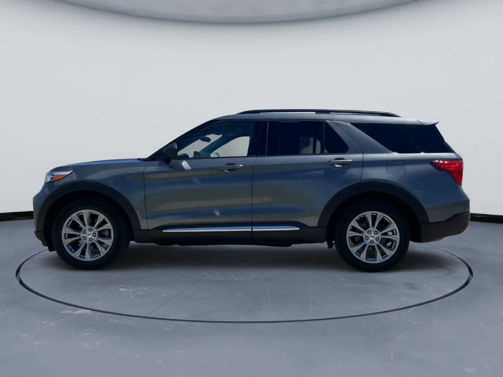 Used 2023 Ford Explorer XLT w/ Equipment Group 202A AWD/4WD image 10