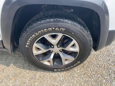 Used 2017 Jeep Cherokee Trailhawk AWD/4WD image 30