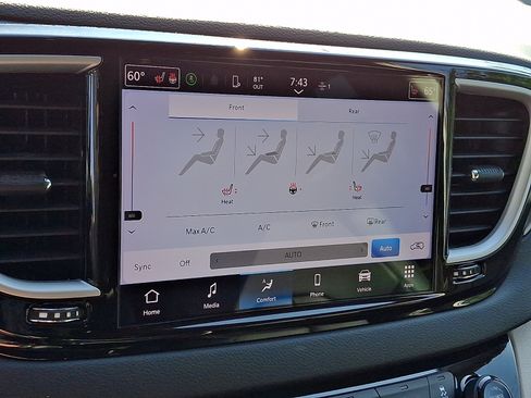 Used 2023 Chrysler Pacifica Touring-L FWD image 17