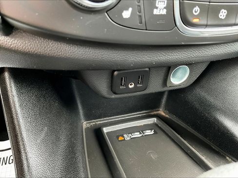 Used 2023 Chevrolet Traverse LT FWD image 16