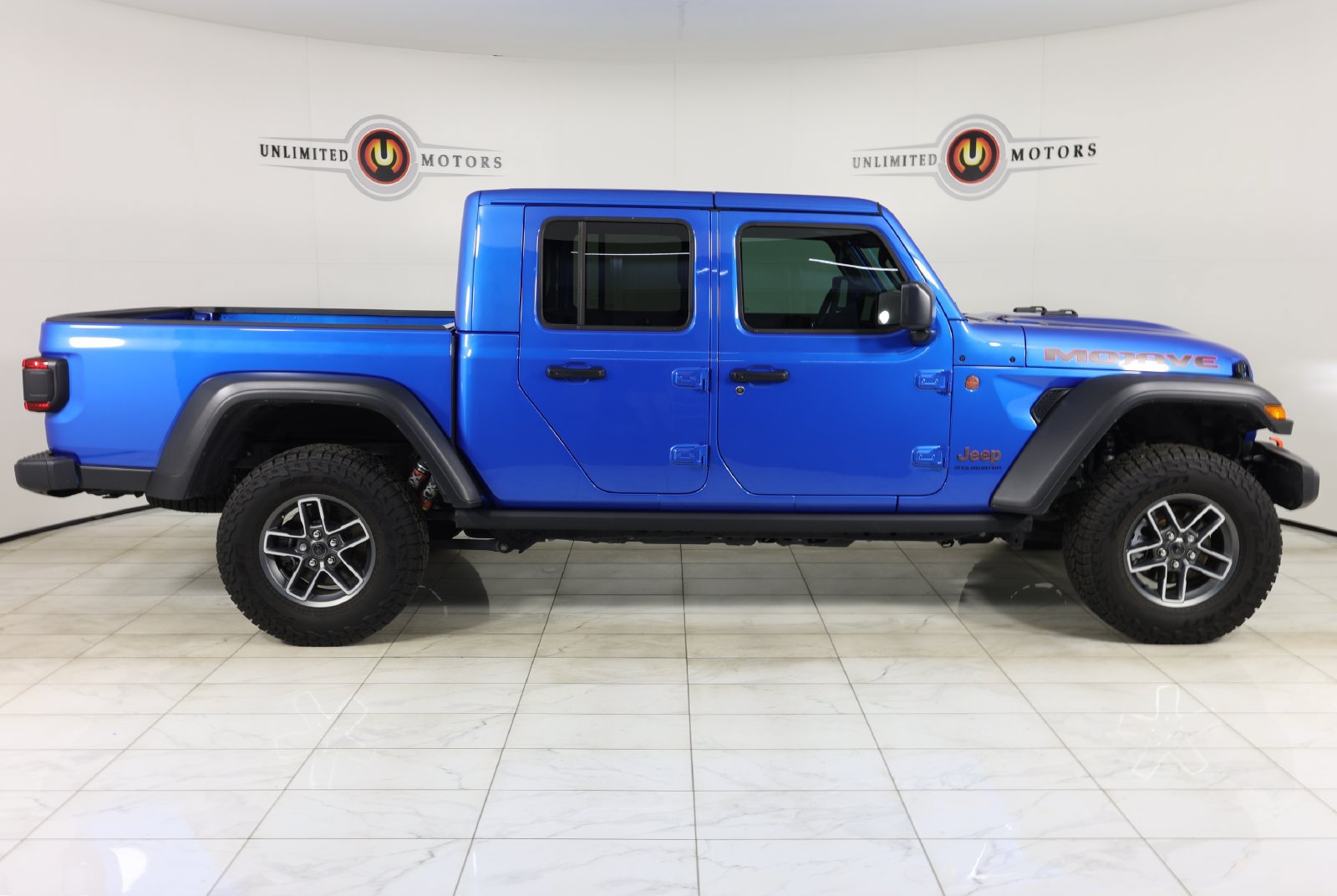 Used 2025 Jeep Gladiator Mojave w/ Convenience Group AWD/4WD image 2