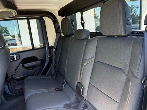 Used 2024 Jeep Gladiator Sport AWD/4WD image 4