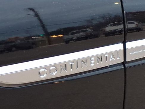 Used 2017 Lincoln Continental Select image 3