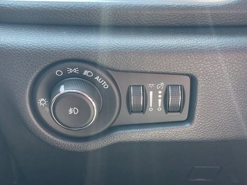Used 2022 Chrysler Pacifica Limited w/ Uconnect Theater Family Group FWD image 52