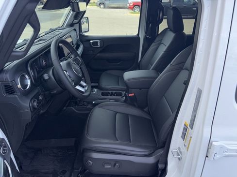 New 2026 Jeep Wrangler Unlimited Sahara AWD/4WD image 9