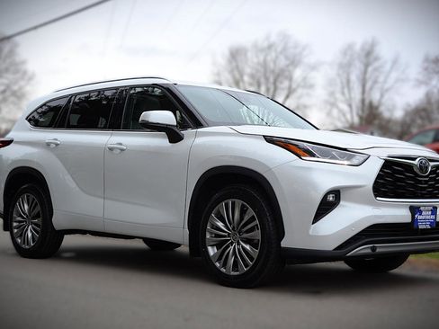 Used 2022 Toyota Highlander Platinum image 3