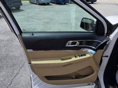 Used 2017 Ford Explorer Limited w/ Equipment Group 301A FWD image 8