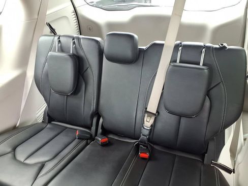 Used 2023 Chrysler Pacifica Touring-L AWD/4WD image 19
