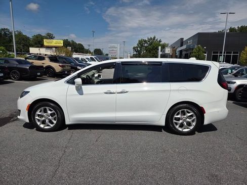 Used 2019 Chrysler Pacifica Touring Plus w/ Advanced Safetytec Group FWD image 4