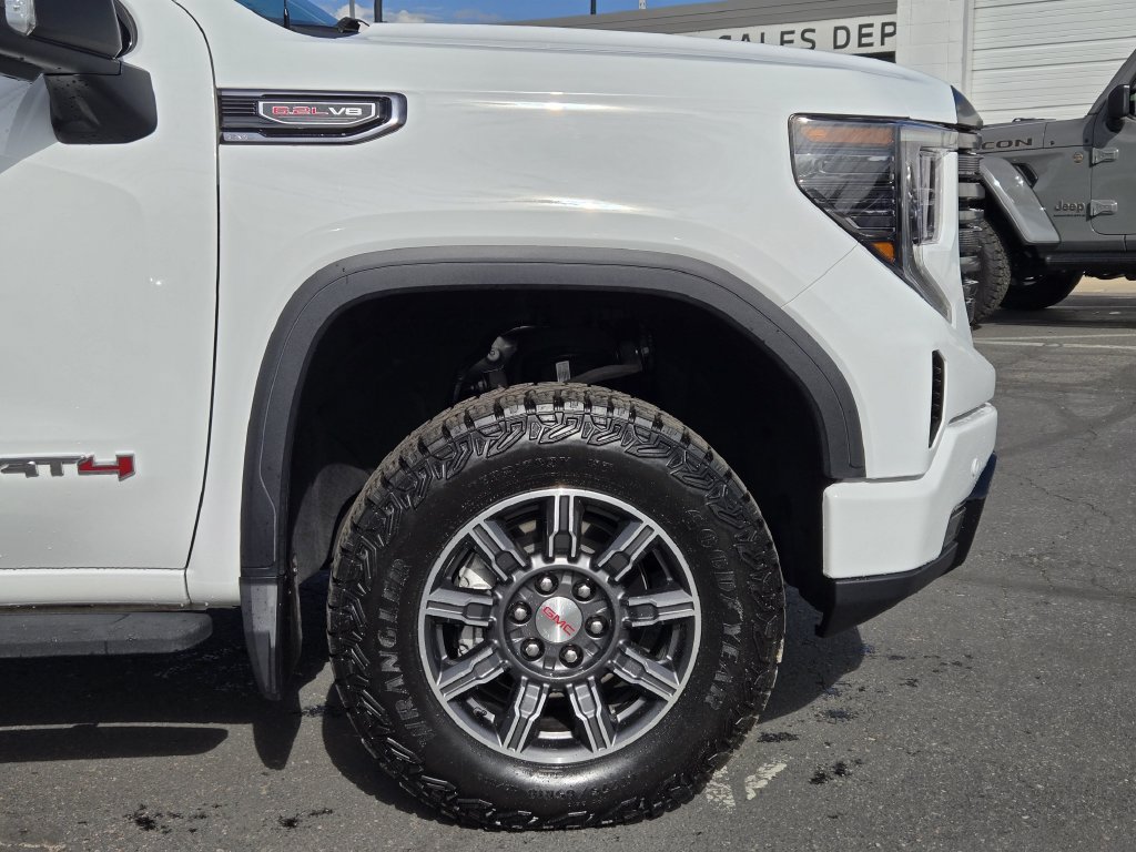 Used 2024 GMC Sierra 1500 AT4 w/ Technology Package AWD/4WD image 9