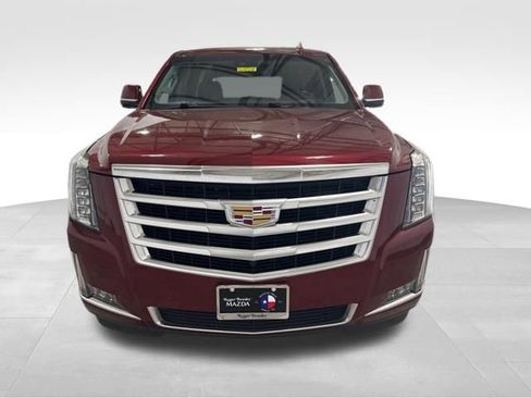 Used 2018 Cadillac Escalade Luxury image 3