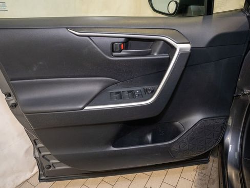 Used 2019 Toyota RAV4 LE image 10