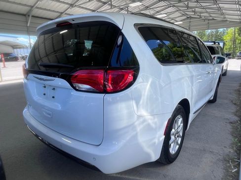 Used 2020 Chrysler Pacifica Touring-L image 4