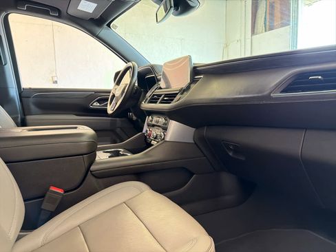 Used 2023 GMC Yukon XL SLT w/ SLT Premium Package image 28