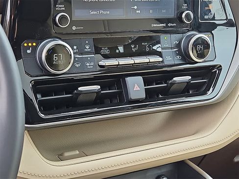 Used 2021 Toyota Highlander XLE image 17