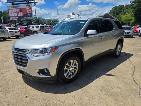 Used 2020 Chevrolet Traverse LT w/ LPO, Floor Liner Package AWD/4WD image 1