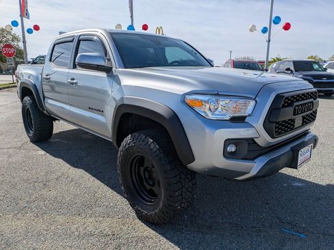 Used 2018 Toyota Tacoma SR w/ SR Convenience Package image 2