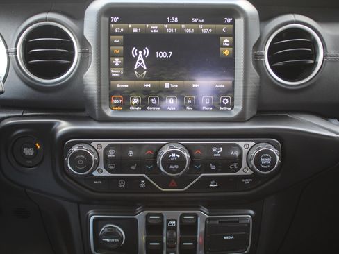 Used 2022 Jeep Gladiator Overland w/ Popular Equipment Package AWD/4WD image 29