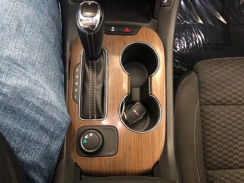 Used 2019 GMC Acadia SLE image 21