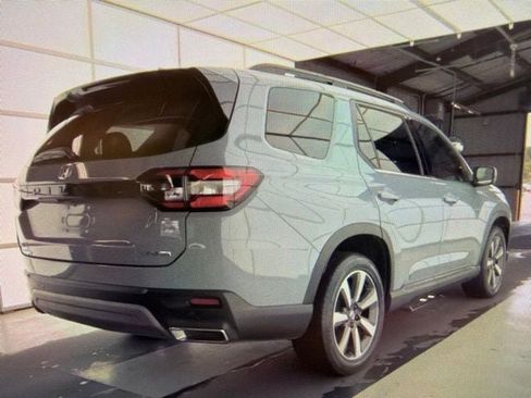 Used 2024 Honda Pilot Touring image 3