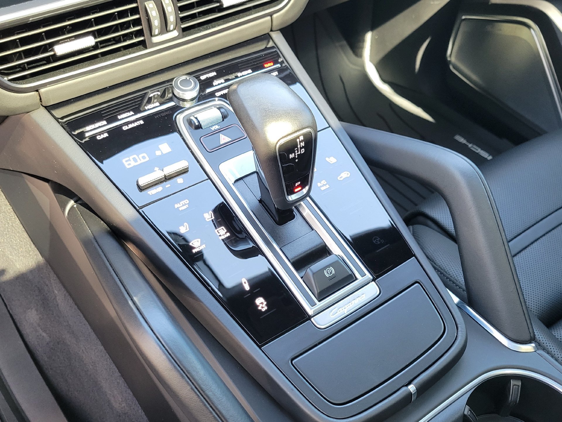 Certified 2022 Porsche Cayenne Turbo AWD/4WD image 22